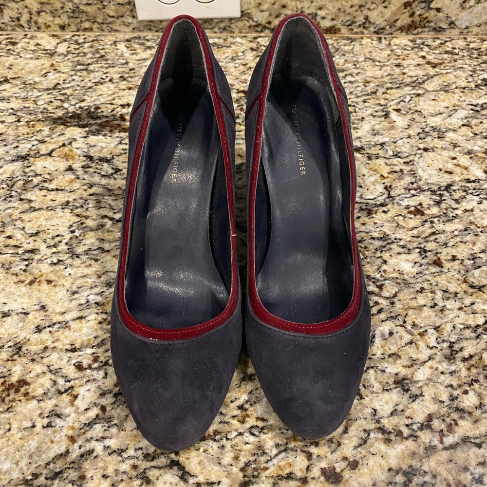 Tommy Hilfiger navy suede 3” block heel with maroon detail. Size 8.